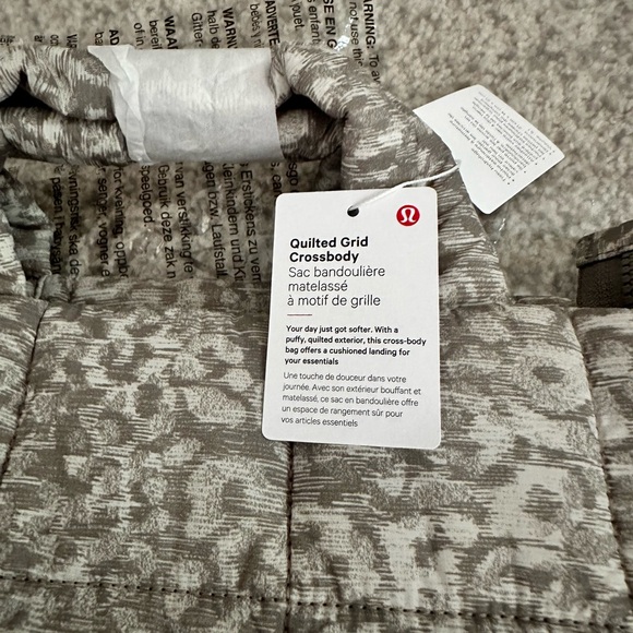 NWT Lululemon grid crossbody 5L in lined leopard and whote opal - Picture 5 of 9